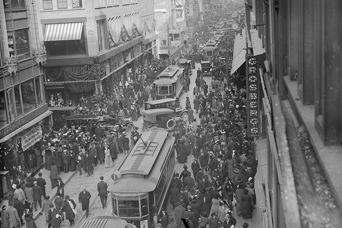 Old School Boston (@oldschoolboston) on Twitter photo Christmas crowds and electric street cars on Washington and Summer Streets in 1912. <a href="/BPLBoston/">Boston Public Library</a> Christmas crowds and electric street cars on Washington and Summer Streets in 1912. <a href="/BPLBoston/">Boston Public Library</a>