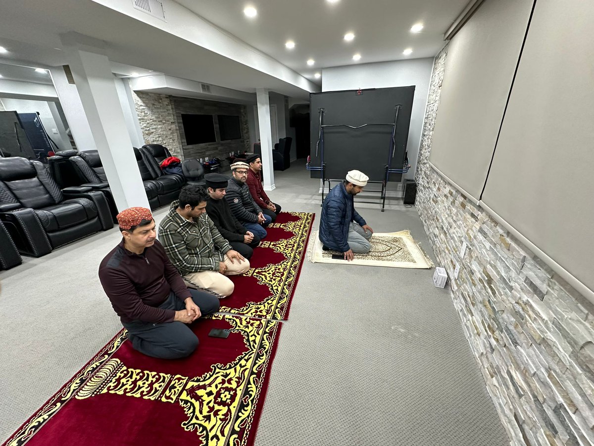 AMYA_Markham's tweet photo. As a contribution to @AMYACanada's nationwide FAJR40 initiative, our Muslim youth prayed together in congregation for the Fajr (dawn) prayer.

We were honored to be joined by National Director @TarbiyatMKAC Amir Rana Sahib (Muhtamim Tarbiyat)

#Markham #MuslimYouth https://t.co/8N4wQZEdXQ