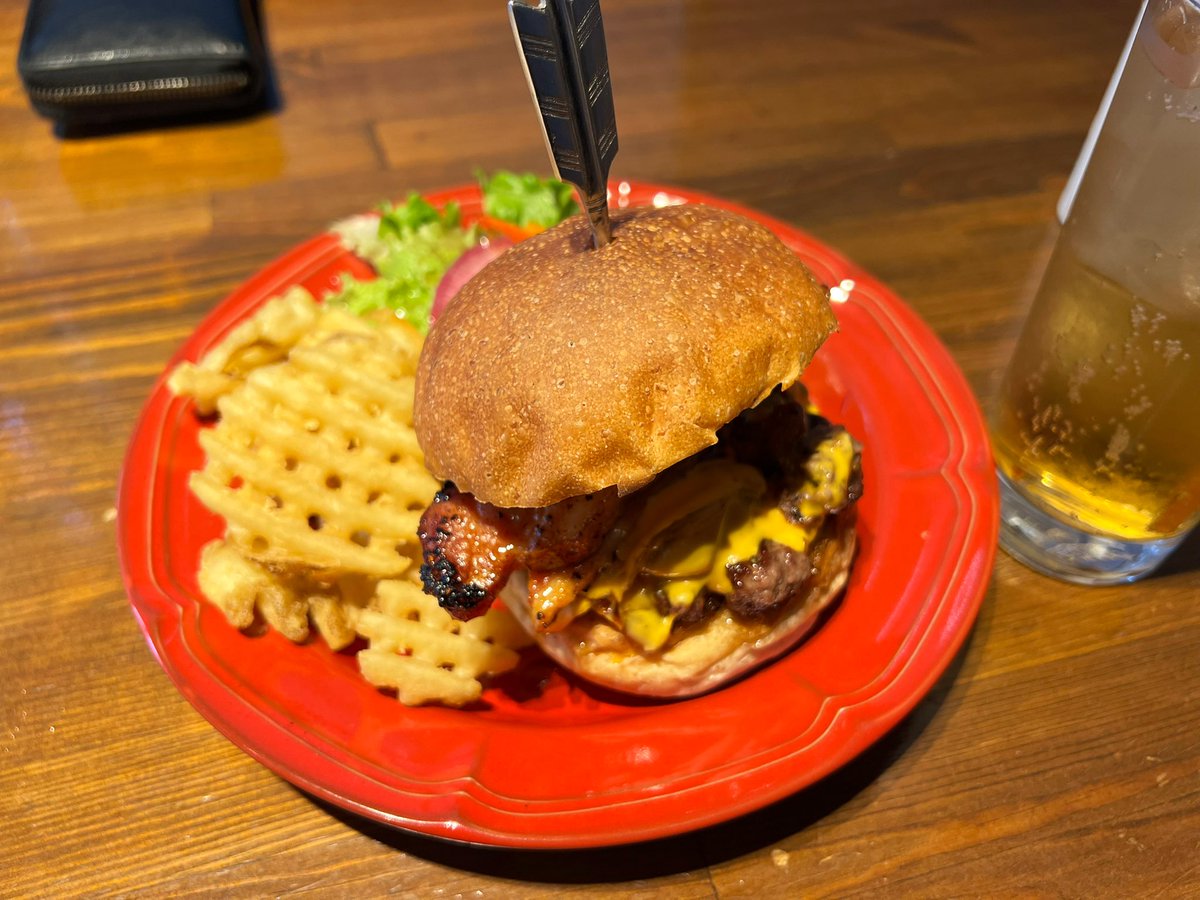 gsx400s_hgneko's tweet photo. やってきました、ベーコンチーズバーガー✨✨食べる前からテンション爆上がりです！！
#AKCafe https://t.co/dMCLpwex3k