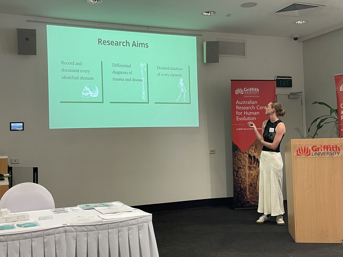The fabulous Phoebe Meyrick (Otago) investigated treponemal disease in an ancient, commingled skeletal assemblage from Eriama, PNG, finding that yaws was likely present in this community and may have been spread driving by coastal trade @plinythelady @otago #ASHB2023 🦠💀