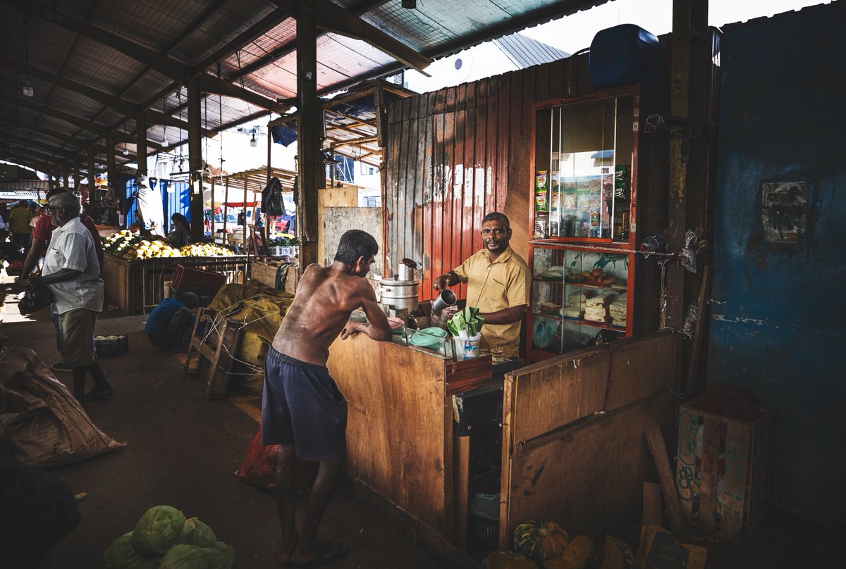 S_MorningLight's tweet photo. TEATIME AT THE FOSE MARKET #2
#Pettah, Nov 2023. More@ https://t.co/769CIHiy5M
#RF15_35_2_8L courtesy @Canon_SL #streetphotography #AnyTimeIsTeaTime #colombo #fosemarket #landoftea #marketsofcolombo #socdiscovery #canonsrilanka #SriLanka #streetportraiture #streetsofcolombo https://t.co/70OHBHfzox