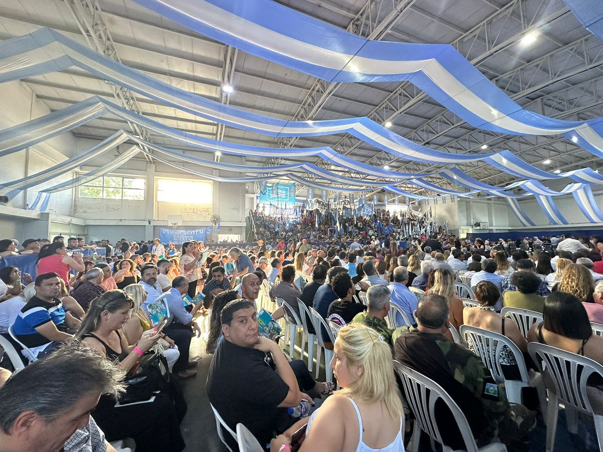 En el día de hoy, en el polideportivo municipal "La Patriada" y ante una nutrida concurrencia, se continuó con la Sesión Preparatoria donde el Presidente del Cuerpo, Lic. Gustavo Javier Rearte, le tomó juramento como Intendente Municipal al Dr. Andrés Watson .
#HCD
#HCDFcioVarela