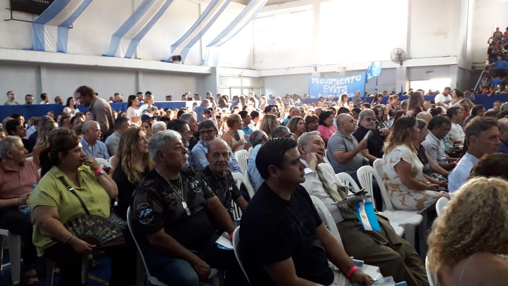 En el día de hoy, en el polideportivo municipal "La Patriada" y ante una nutrida concurrencia, se continuó con la Sesión Preparatoria donde el Presidente del Cuerpo, Lic. Gustavo Javier Rearte, le tomó juramento como Intendente Municipal al Dr. Andrés Watson .
#HCD
#HCDFcioVarela