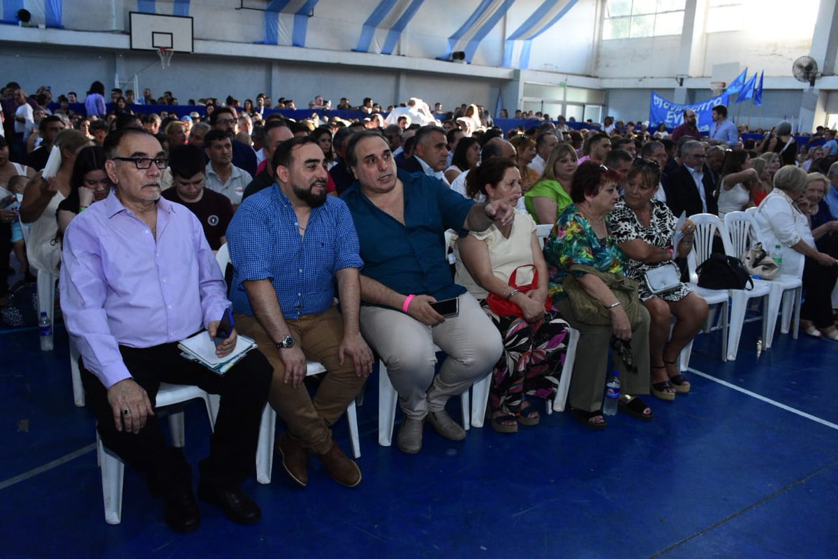 En el día de hoy, en el polideportivo municipal "La Patriada" y ante una nutrida concurrencia, se continuó con la Sesión Preparatoria donde el Presidente del Cuerpo, Lic. Gustavo Javier Rearte, le tomó juramento como Intendente Municipal al Dr. Andrés Watson .
#HCD
#HCDFcioVarela