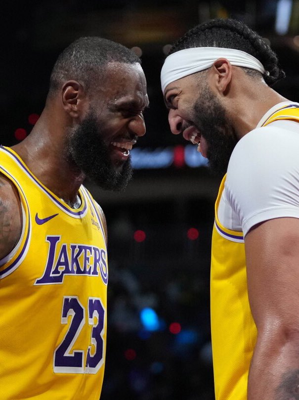 TheHoopCentral's tweet photo. Anthony Davis tonight:
37 PTS- 11 REB - 2 BLK - 71% FG

LeBron James tonight:
33 PTS - 9 AST - 8 REB - 3 STL - 52% FG https://t.co/NBS1KDx9dP