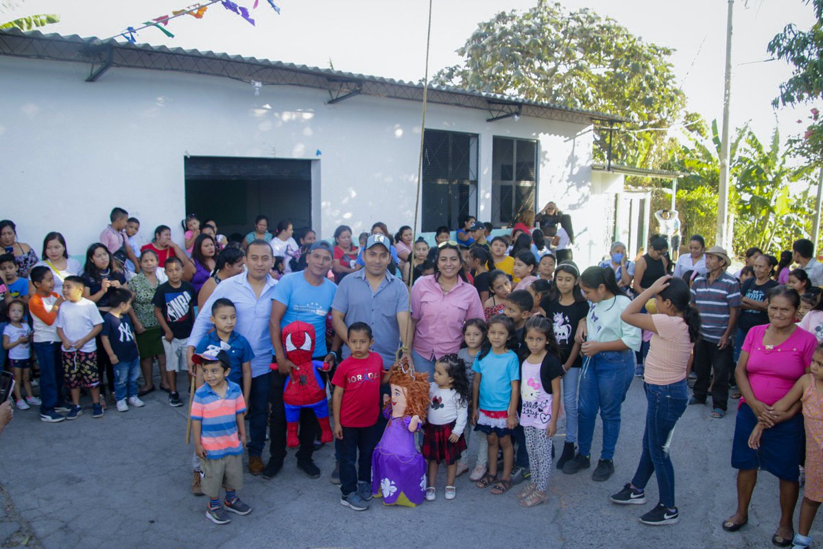 Campos_sv2's tweet photo. #DistritoCandelaria
Está tarde junto a mi equipo de trabajo de #LideremosJuntos y el equipo del Diputado @Jonathan_Hndez , realizamos una fiesta navideña en 📍 Cantón Nance Verde, Candelaria, Cuscatlán Sur.
Nuestros niños y niñas disfrutaron de una gran tarde junto a su familia. https://t.co/XwpurelIfJ