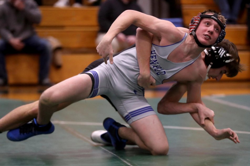 Shoutout to the @lohudsports Wrestler of the Week, @HenHudWrestling's Giovanni Gioio! He won the vote with 33%. He's 10-2 overall and went 5-0 this past week, topping things off with the 138-pound title at the JJEF Patriot tourney, pinning defending Sec 9 champ Rich Degon.