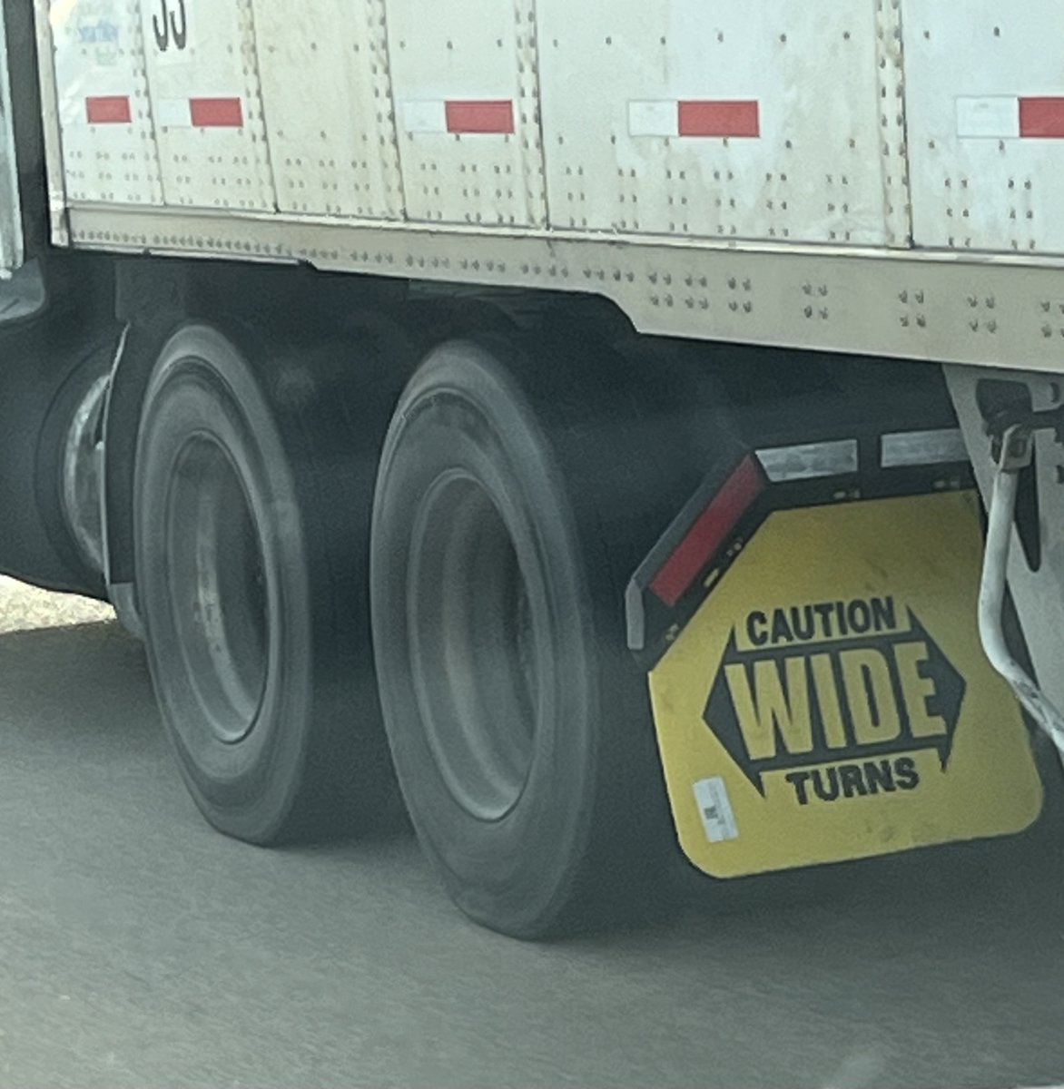 Driver side messaging for those around the vehicle.  Good job Carrier!  Use the landscape you have to communicate to those around you.
#CautionWideTurns #SafetySigns #DriverSide #MudFlapCulture #WideTurns #SafeLeadership