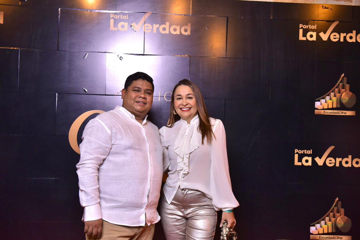 Lolita_Celedon's tweet photo. Les dejo por aquí algunos recuerdos de la Gala de Premiacion de Café y Política.
Felicitaciones a sus organizadores, una excelente alfombra roja. https://t.co/tZpnmEYzE1