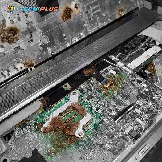 Recuerden: un mantenimiento preventivo, puede salvar tu equipo de daños irreparables. este equipo HP tenia exceso de corrosión y sulfato en un 80% de su placa principal y extendida al teclado. lo catalogamos como irreparable. fin de su vida útil.