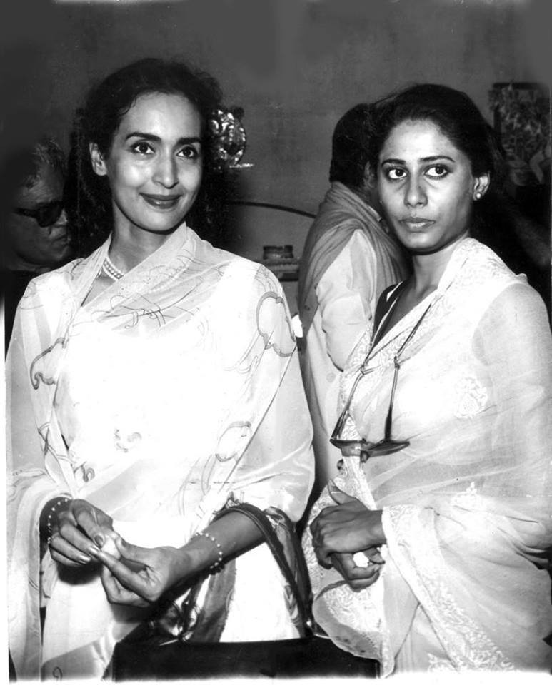 One of #SmitaPatil's major influences as an actor was #Nutan. In her interviews, Smita frequently expressed her admiration for Nutan's versatility. 

Her favourite performances of Nutan were in 'Seema,' 'Sujata,' and 'Bandini.' This photo captures Smita Patil alongside her idol…