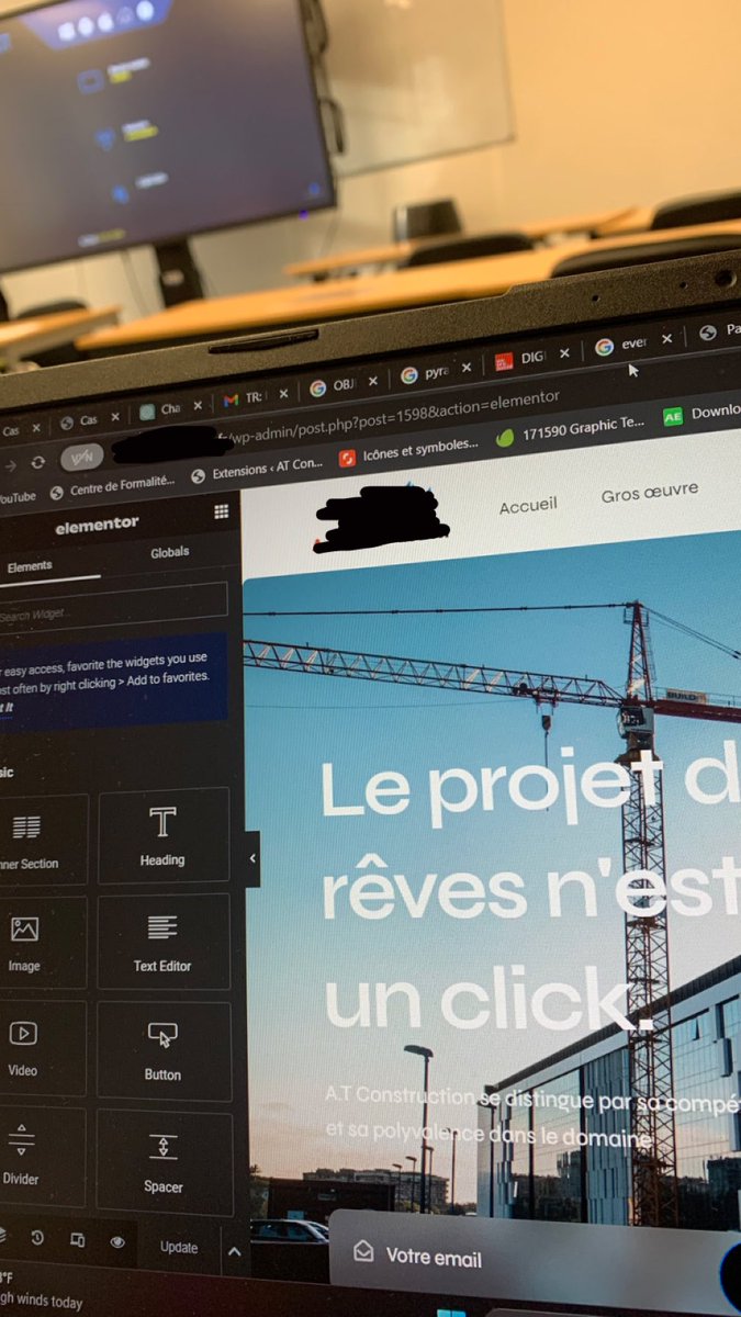 Espoir2K's tweet photo. Jour 2 : 

On essaye de finir un site entre 2 exos de marketing 😂 https://t.co/IcNehDQc9U