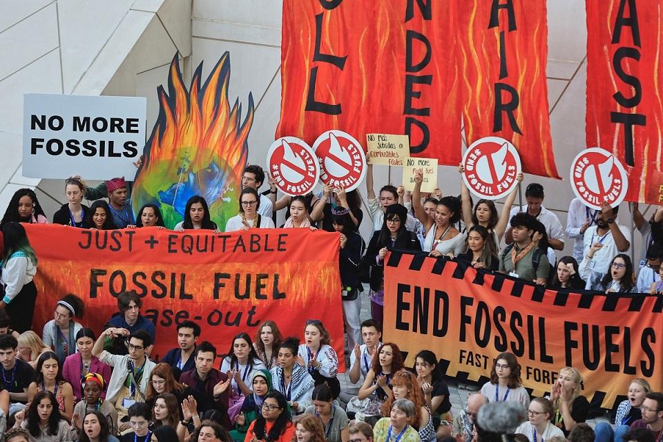 2/ yet, even in this most favourable environment, the #FossilFuels industry & its governmental backers failed to prevent what people and most impacted countries demanded: a recognition of need to transition away from fossil fuels. There will be no turning back from here.