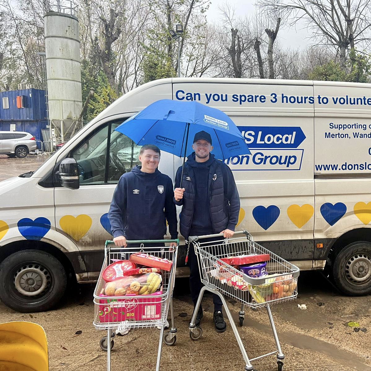 𝗝𝗮𝗺𝗲𝘀 𝘀𝗾𝘂𝗮𝗿𝗲𝗱 🙌 @jtilley_98 and @JamesBall18 combined to help @DonsLocalAction in the rain yesterday 💪 Donate to and volunteer for DLAG here 👉 tinyurl.com/2j5suvmt #AFCW 🟡🔵