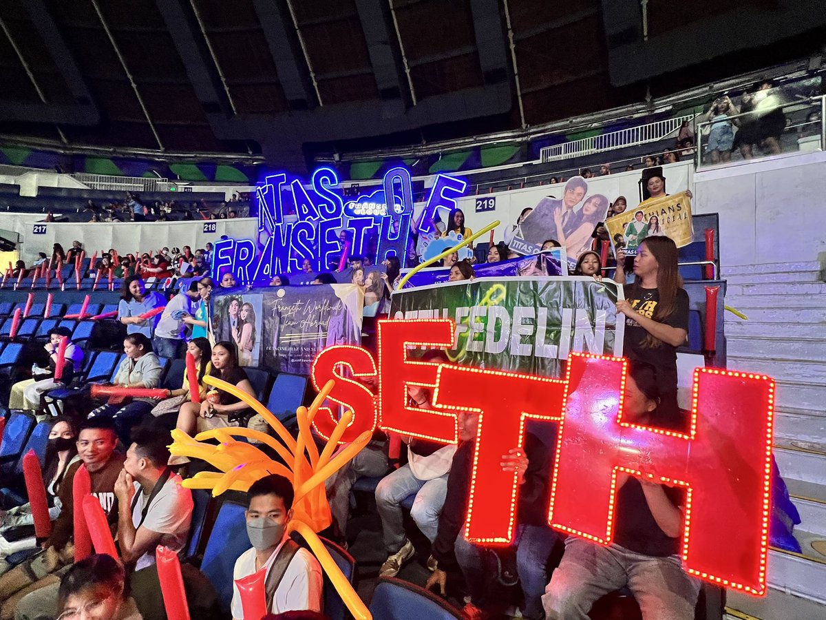 LOOK: Inside the coliseum, fandoms are all ready for tonight's big event. The pre-show has started and the taping will begin at 5 p.m. | via @mjfelipe