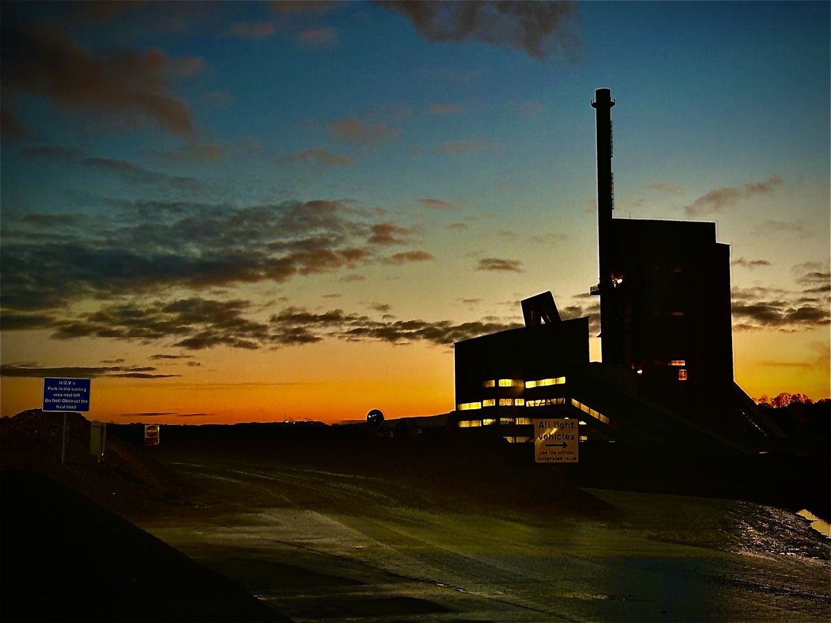 Check out this amazing #InSite photo, taken by our quarry ops manager Aaron Wood of a spectacular sunset we saw from the quarry last month 🌄🏭