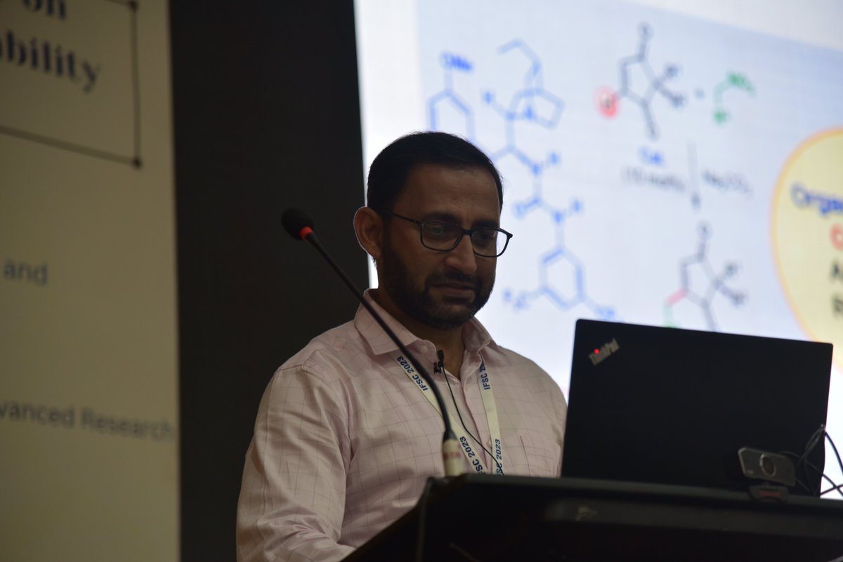 Prof. Santanu Mukherjee @LabMukherjee delivered a thought-provoking lecture on the topic of Breaking Symmetry: Challenges & Opportunities.#IFSC23 @IITKanpur @LCC_CNRS @tvmiiser @Media_IISERTVM