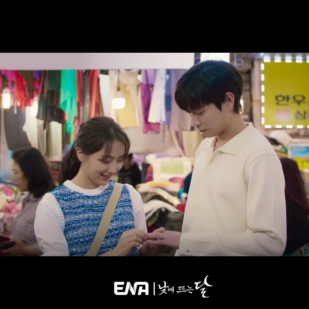 KDramaHandle's tweet photo. #KimYoungDae and #PyoYeJin new stills from ENA drama #MoonInTheDay.
#OhnJooWan #JungWoongIn #LeeKyoungYoung https://t.co/awjwe7IxW3