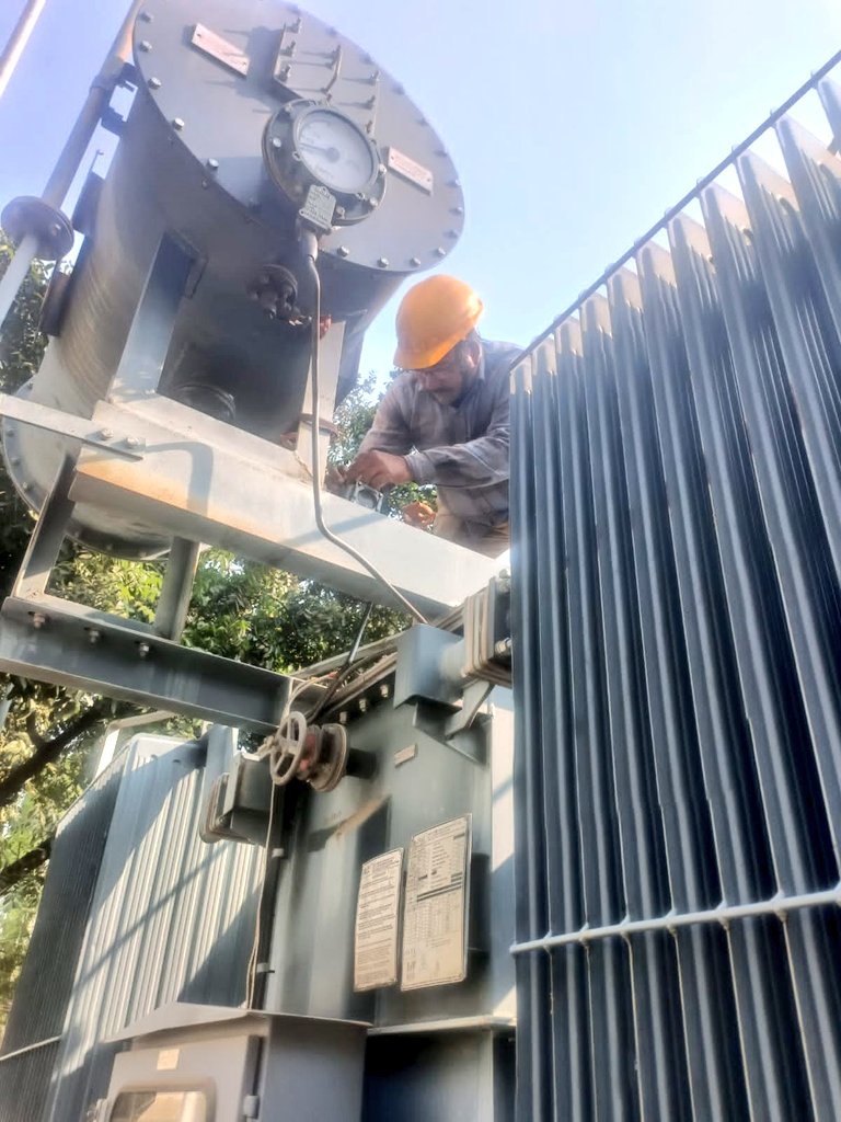 As winter sets in, we have initiated maintenance work 🔧to ensure the uninterrupted flow of electricity.

MRT PESU East has successfully completed the upkeep of the Power Sub Stations at Patliputra Sports Complex & Khemnichak.

Here are snapshots from the field👇