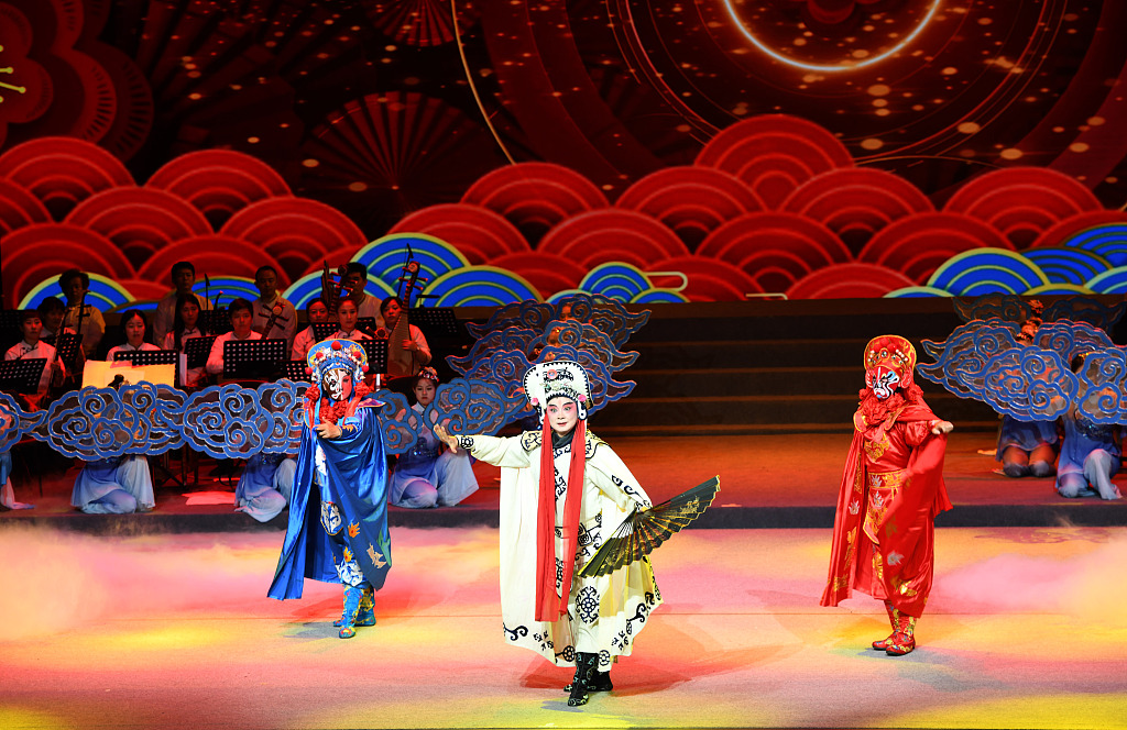 CGTNOfficial's tweet photo. If you are in southwest China's Chongqing Municipality, you must not miss watching a performance of Bian Lian, or face changing, an ancient Chinese dramatic art that is part of the Sichuan Opera. Performers wearing bright costumes and vividly colored masks transform their faces instantaneously, going from one mask to the next. The Sichuan Opera enjoys a long history in Chongqing. In May 2006, it was listed among the first batch of national intangible cultural heritages in China. #Chongqingsurprises