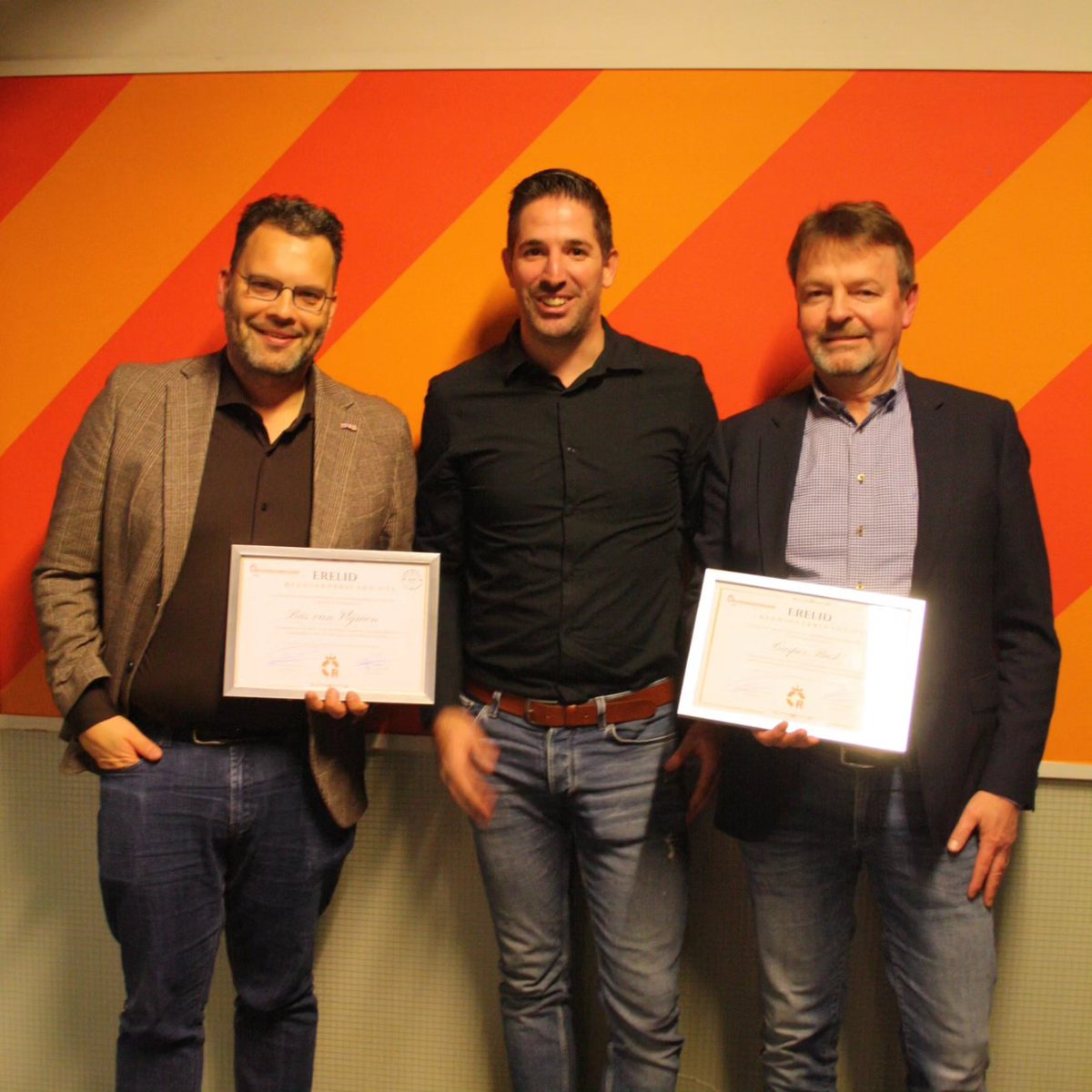 Gisterenavond zijn tijdens de Bijzondere Algemene Ledenvergadering oud-voorzitter @BasvVlijmen en aftredend penningmeester (na 16 jaar) Casper Bast door de BALV benoemd tot erelid van onze brigade. Gefeliciteerd!