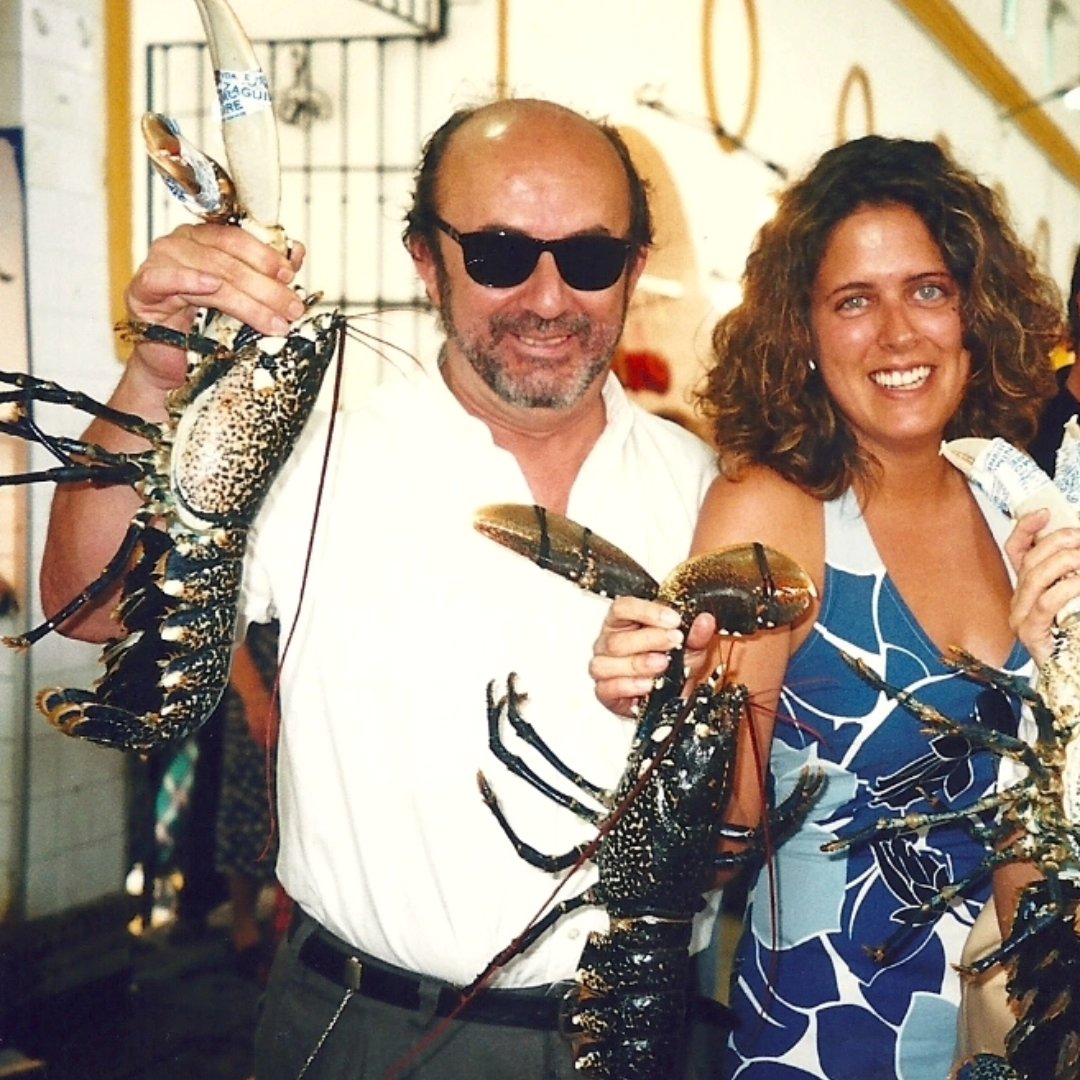 Querido Lorenzo, dejas un gran vacío. Tantos años de risas, viajes, radio y vino... Nos quedó pendiente uno. Me lo tomo hoy por ti. Nunca olvidaré tus "qué felices fuimos, Rosanita". Descansa en paz.