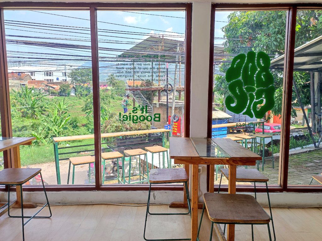 hellosinogen's tweet photo. 📍Boogie Jatinangor, Jl. Kolonel Ahmad Syam

+ langsung samping-sampingan sama perpustakaan 📚✨ https://t.co/uibaFA8FWE