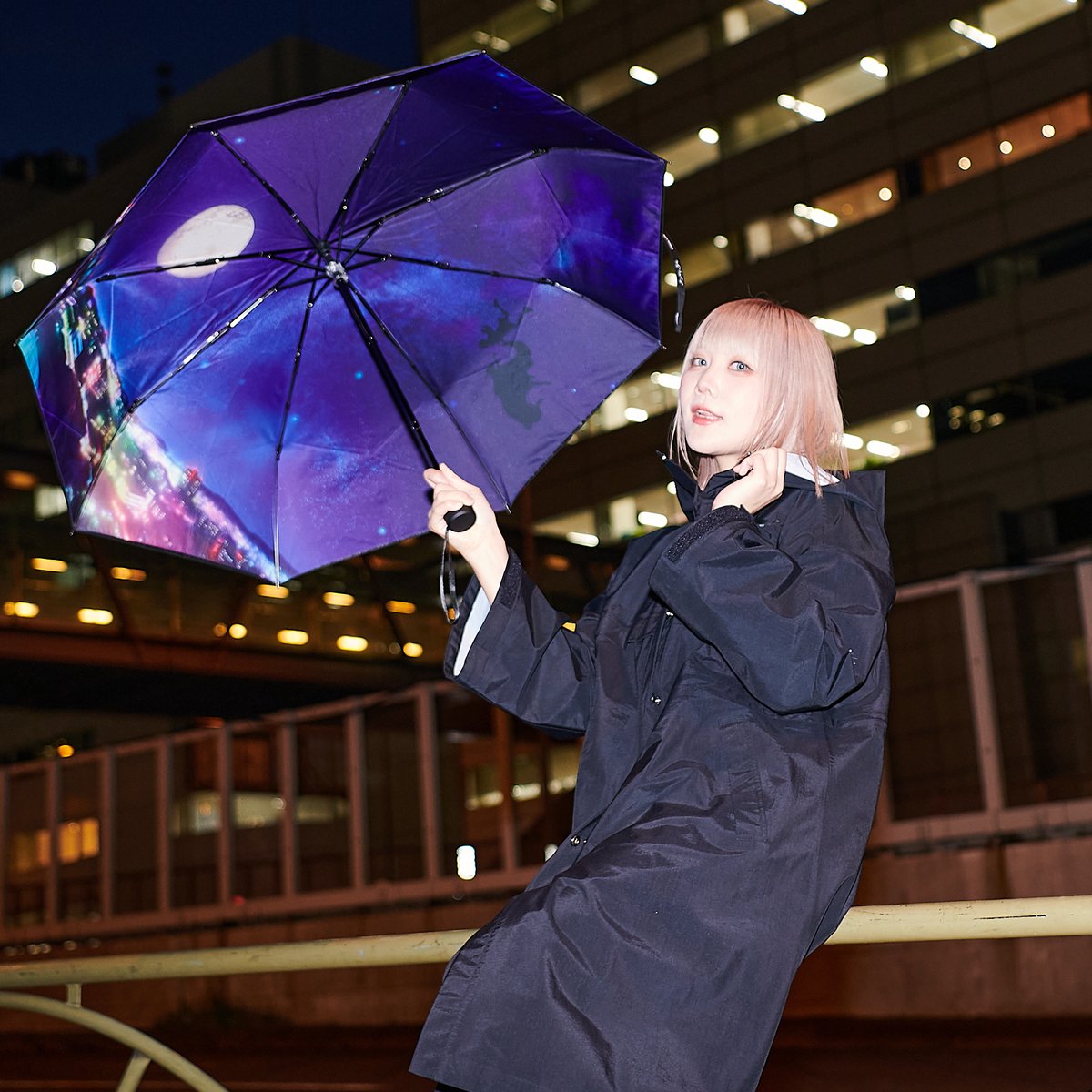 "☔️🌞雨の日も晴れの日も、ナズナと一緒に！

『よふかしのうた』をイメージしたレインコートとUVカット晴雨兼用傘をTokyo Otaku Modeで予約受付開始！

さらにオリジナル描き下ろしイラストのグッズも！

➡️ ja.otakumode.com/collections/yo…

#よふかしのうた