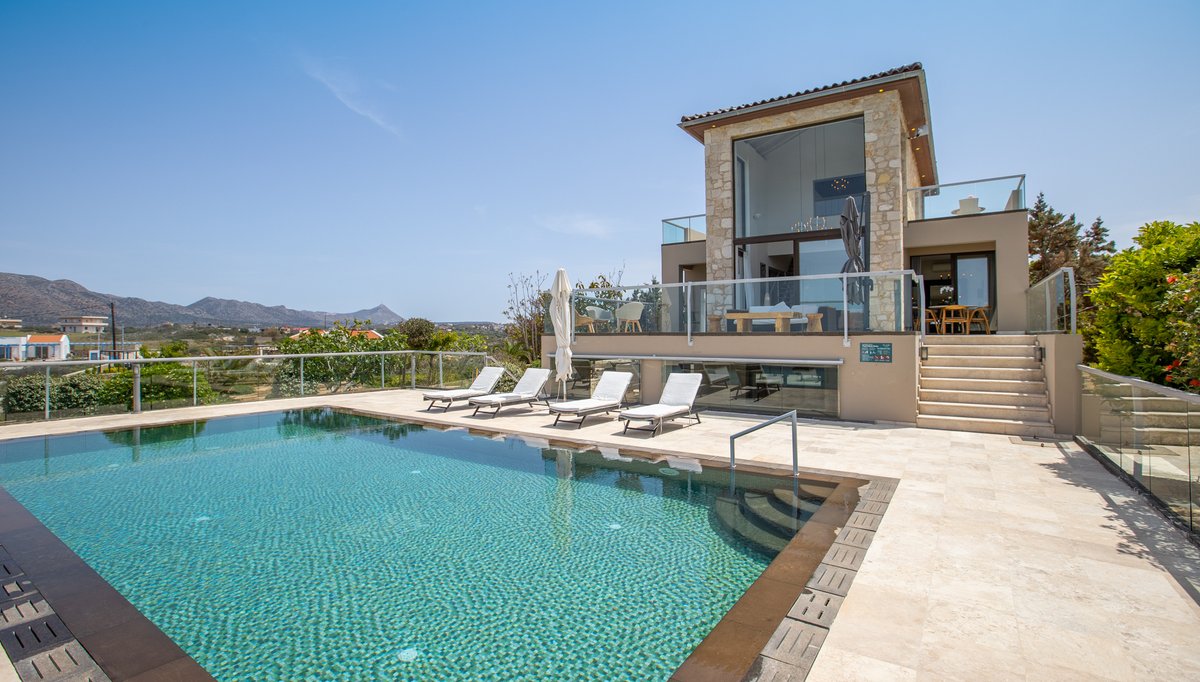 EliteGreekVilla's tweet photo. Perched on an Akrotiri hill near Chania, Crete, Villa Poseidon Pacific offers a luxurious seaside escape. This three-story, 4-bedroom villa boasts stunning bay views and unforgettable sunsets.
#luxuryvillas #vacationrentals #luxurytravel #TravelGoals https://t.co/l3AsCWnaUZ