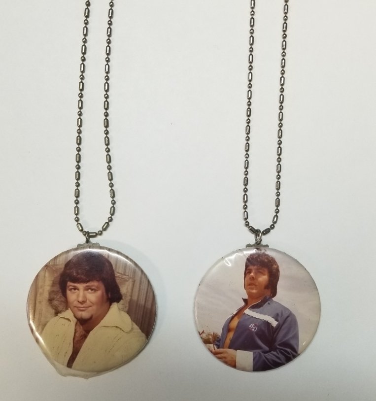 Picked up this Bill Dundee necklace today... to go along with the @JerryLawler one. Weird chain on both leads me to believe they were sold at the same time (gimmick table in Memphis). Guessing early 1979.