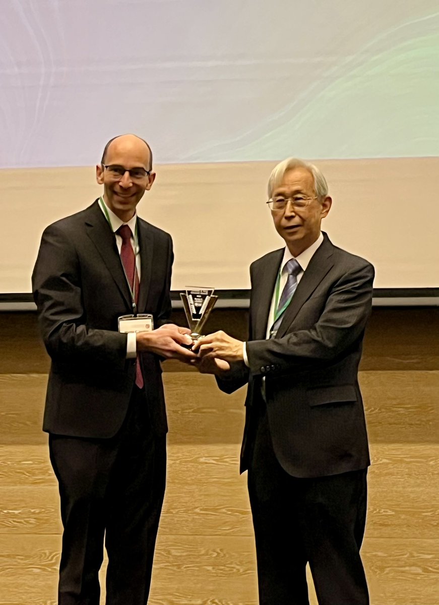 7th Tsuneko &amp; Reiji Okazaki Award winner- Prof. Martin Jonikas <a href="/JonikasLab/">Martin Jonikas</a> !‼︎ 

Amazing research on biogenesis of pyrenoid as LLPS organelle for efficient CO2 concentration for photosynthesis. Award trophy given by Prof. Kazuo Shinizaki. Congratulations 🎉🧬 <a href="/NagoyaITbM/">Nagoya Univ ITbM</a>