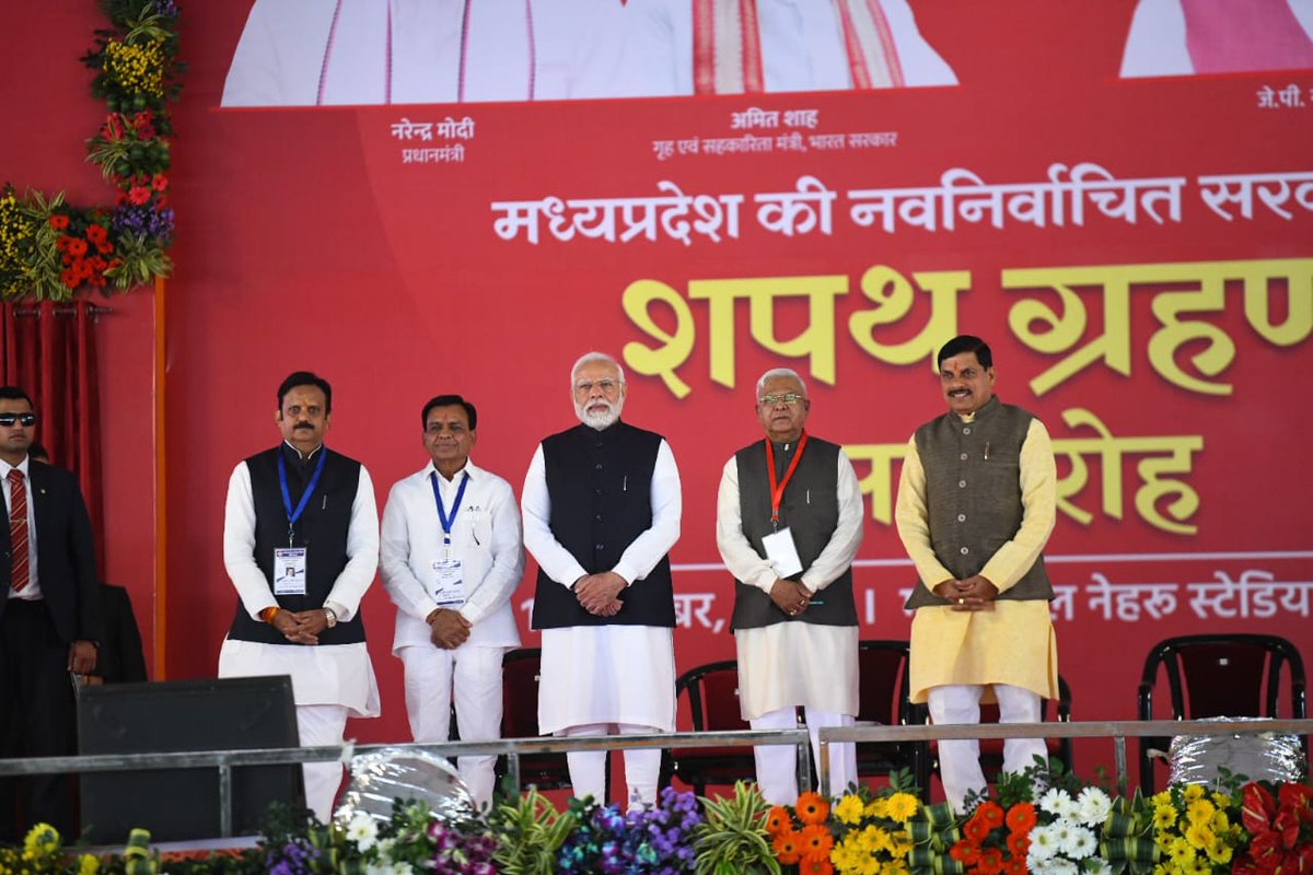 WebduniaHindi's tweet image. MP के नए CM मोहन यादव ने शपथ ग्रहण  समारोह में लिया पीएम मोदी का आशीर्वाद 
#MohanYadav   #jagdishdewda #RajendraShukla   #PMModi  #AmitShah  #ShivrajSinghChouhan #bjp  
#MadhyaPradeshCMMohanYadav  #madhyapradeshnews     #oathceremony #MPNewcm #MohanYadavCM  #webdunia