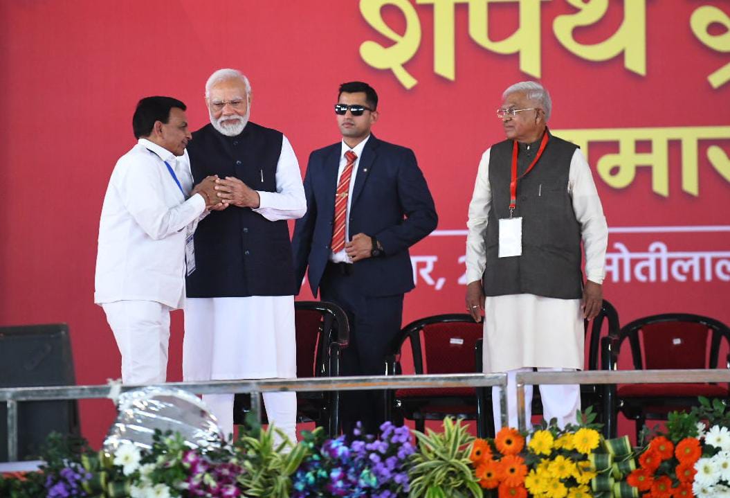 WebduniaHindi's tweet image. MP के नए CM मोहन यादव ने शपथ ग्रहण  समारोह में लिया पीएम मोदी का आशीर्वाद 
#MohanYadav   #jagdishdewda #RajendraShukla   #PMModi  #AmitShah  #ShivrajSinghChouhan #bjp  
#MadhyaPradeshCMMohanYadav  #madhyapradeshnews     #oathceremony #MPNewcm #MohanYadavCM  #webdunia