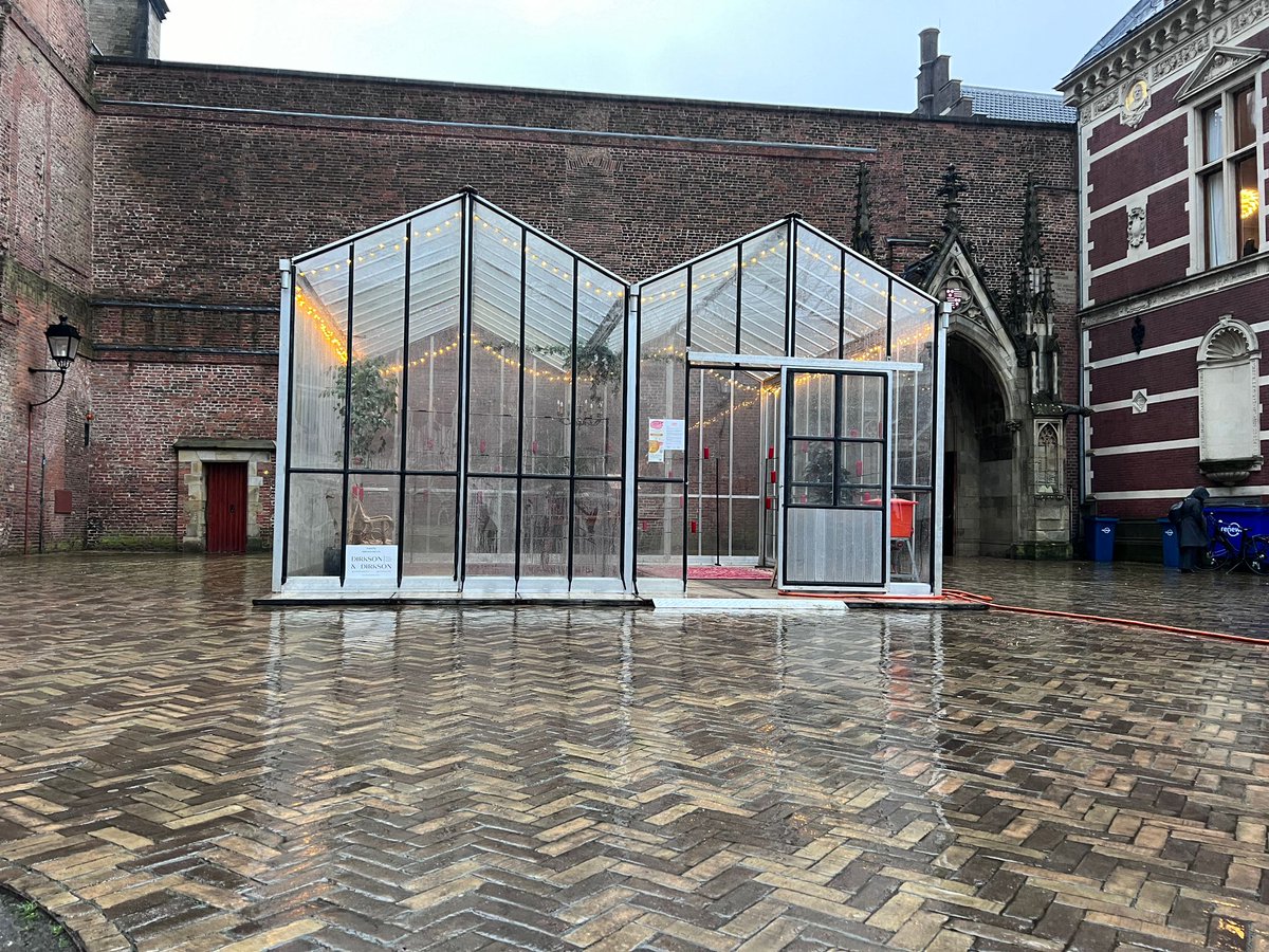 De kas staat! Wees meer dan welkom morgen bij de opening om 17u op het Domplein of kom ergens tussen dan en 28 december tussen 11 en 19.30u stilstaan bij je overleden dierbare met licht en liefde 🩷✨#vieren #rouw #verlies #troost #liefde #utrecht