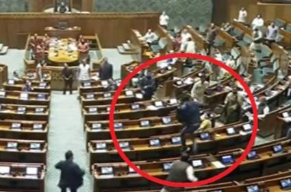 thehawk.in/posts/parliame…

Parliament security breach: Two unidentified men jump from visitor's gallery in LS

#LokSabhaIncident #ParliamentSecurityBreach #HouseAdjournment #2001ParliamentAttack #RajendraAgarwal