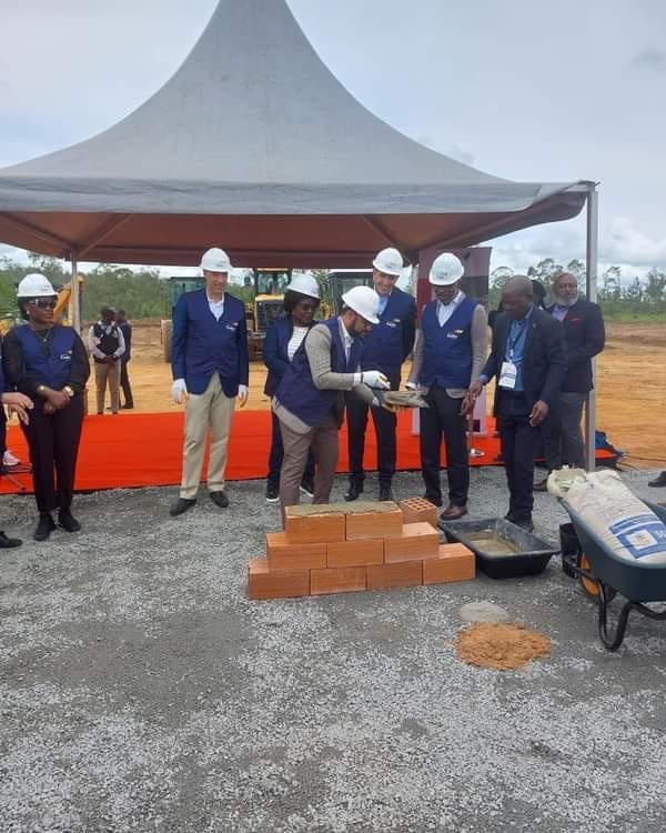 No Sabádo (9), tive o privilégio de participar do acto de lançamento da primeira pedra da plataforma logística da Caala, na província do Huambo.

A primeira pedra foi depositada pelo Ministro dos Transportes, Dr. Ricardo Sandão Viegas D’Abreu.