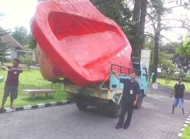 KucengTerbanggg's tweet image. Buat Ultraman kali ya