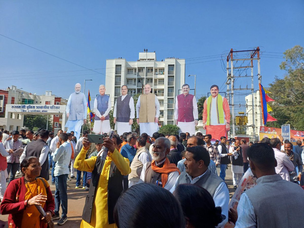शिव का राज समाप्त, मोहन का वक्त शुरू 
यही है #मध्यप्रदेश  की नई भाजपा ... 

प्रचार के दौरान <a href="/narendramodi/">Narendra Modi</a>  ने भाषण के दौरान नहीं लिया था <a href="/ChouhanShivraj/">Shivraj Singh Chouhan</a>  का नाम 
और अब पोस्टर, बैनर से भी #शिवराज_सिंह_चौहान  को कर दिया गया परे...

<a href="/DrMohanYadav51/">Dr Mohan Yadav</a> <a href="/BJP4India/">BJP</a> <a href="/BJP4MP/">BJP Madhya Pradesh</a>