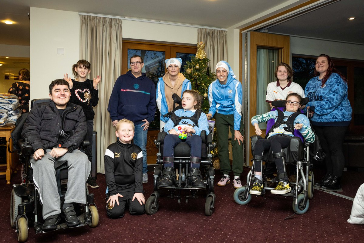 This week, Ruby Mace and @ellieroebuck paid a surprise visit to Francis House, a local Children's Hospice, to spend time with the young residents and hand out gift bags 🎁🩵