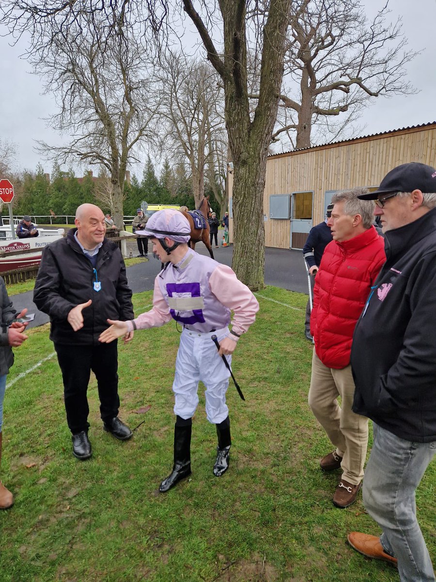 Dylan Hogan meeting a few owners in the parade ring at @LingfieldPark before riding Aryaah today…There are multiple options available to get involved at low cost allweatherracing.co.uk/home