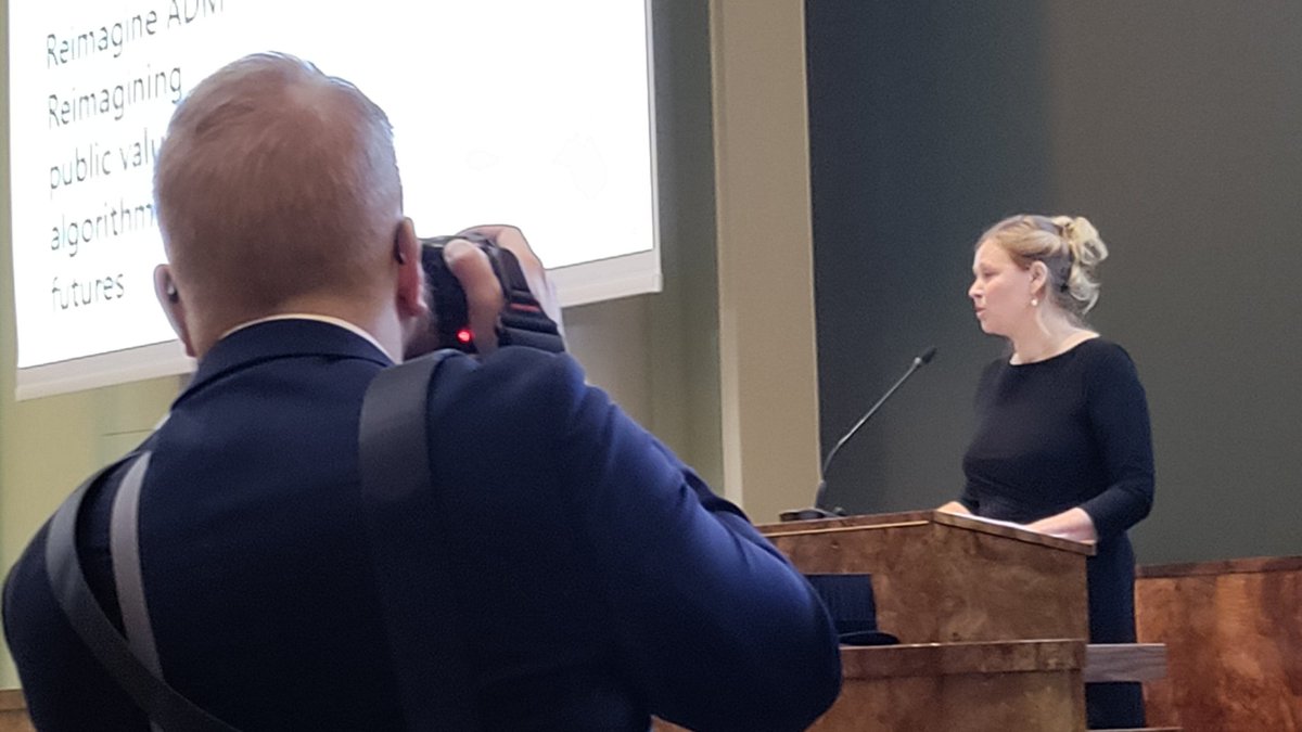 ... että ihminen voikin innostua mielenkiintoisesta ja jännittävästä aiheesta - uuden professori Minna Ruckensteinin juhlaluento "Teknologian ihminen ja inhimillistetty teknologia" oli erinomainen. 
@minruc
<a href="/helsinkiuni/">University of Helsinki</a>
#uudetprofessorit