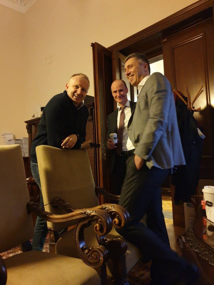 MarkoPerka88's tweet photo. @BoskoObradovic A u kakvoj ste vi vezi sa Đilasom? https://t.co/RTTz0wyhmd