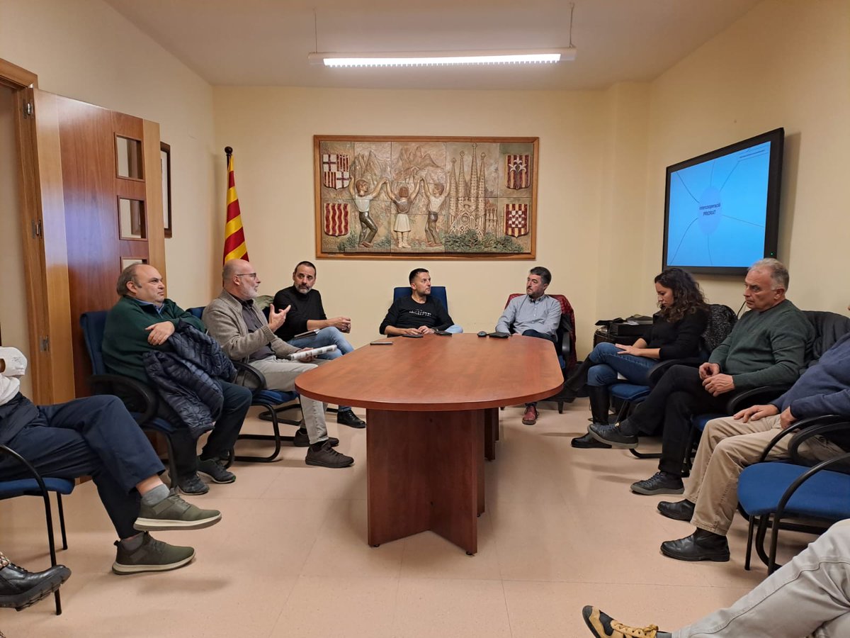 econ_socialcat's tweet photo. 📍Avui, al #Priorat, @JuliSilvestre_, director general d'@econ_socialcat, s'ha reunit amb les cooperatives @VinicolaPriorat, Falset-Marçà (@etimonline) i  @coopcabaces, integrants d'un Projecte Singular d'intercooperació. 

@ateneucoopcamp @coopagrariesCAT @govtarragona https://t.co/vmqm4kyAPG