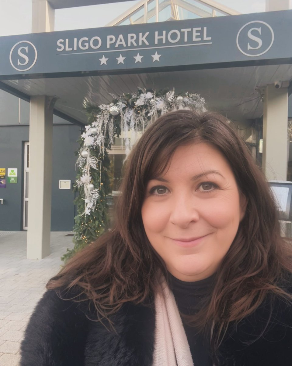 Just leaving my beautiful hometown of Sligo, Ireland…great to be part of last nights Christmas Concert alongside an array of wonderful artists and friends, and organised by Shane Crossan..Thank you Sligo, it was great to be home ❤️ #lisastanleymusic #ireland #sligo #home