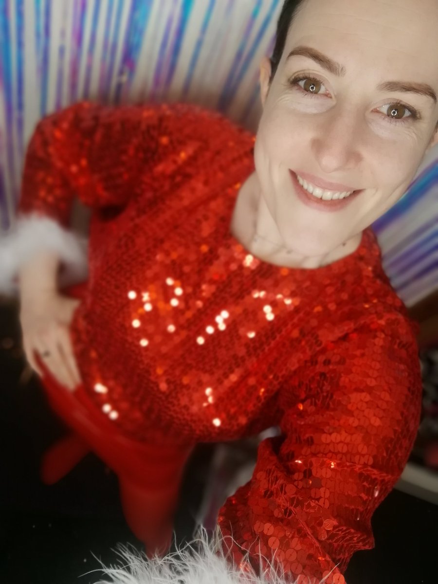 #WARDROBEWEDNESDAY
PROS excellent slappy amplification santa skirt.
CONS giant flappy, floofy santa sleeves made for interesting slappy visuals and guitar-ing difficulties.
We have 2 #Wesselbobs gigs-15th Dec in Up Holland W. Lancs AND 16th Dec album launch in Halifax, W. Yorks