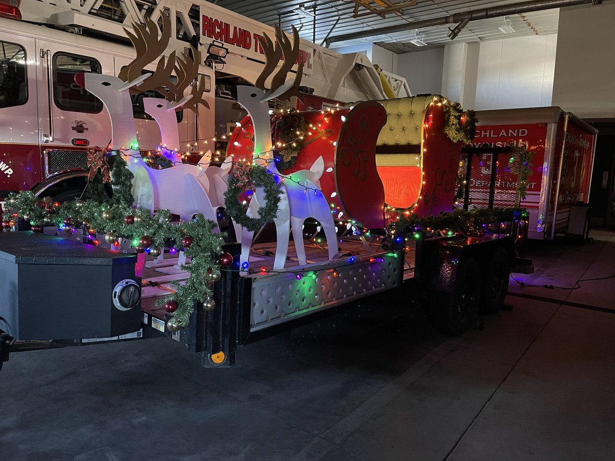RichlandFire's tweet photo. Santa Claus comes TONIGHT for neighborhoods SOUTH of Scalp Ave. including Hunters Ridge, Aspen Woods Area, Richland Greens Area, Belmont, and lower Geistown. Santa’s sleigh is ready and he plans on starting his tour about 5pm. Check back later today for live location updates!! https://t.co/iPMAK1qUP7