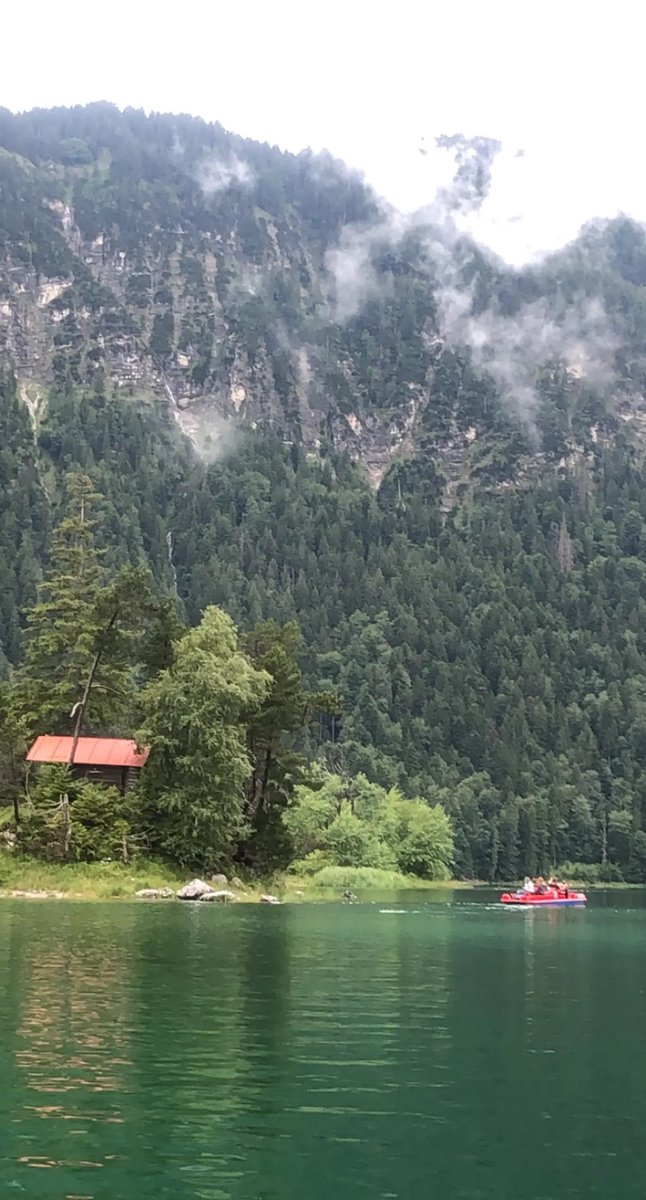 #السعاده_بالنسبه_لك صالة مطار ورحلة طويلة ومكان آسر الجمال من اجمل الرحلات 🇨🇭