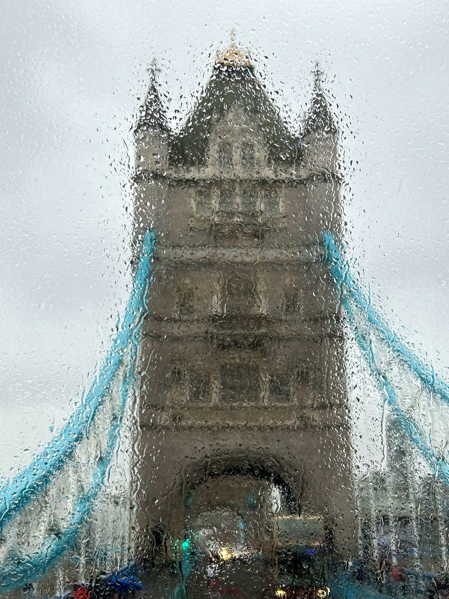 「2階建バスでタワーブリッジ通過中。雨で窓からの姿ぼんやり。#ロンドン散歩」|𝖸𝗈 𝖮𝗄𝖺𝖽𝖺のイラスト