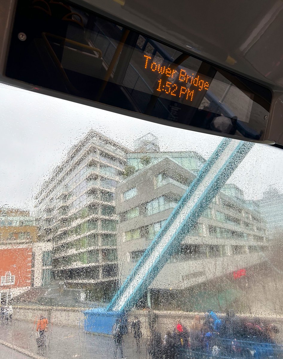 「2階建バスでタワーブリッジ通過中。雨で窓からの姿ぼんやり。#ロンドン散歩」|𝖸𝗈 𝖮𝗄𝖺𝖽𝖺のイラスト