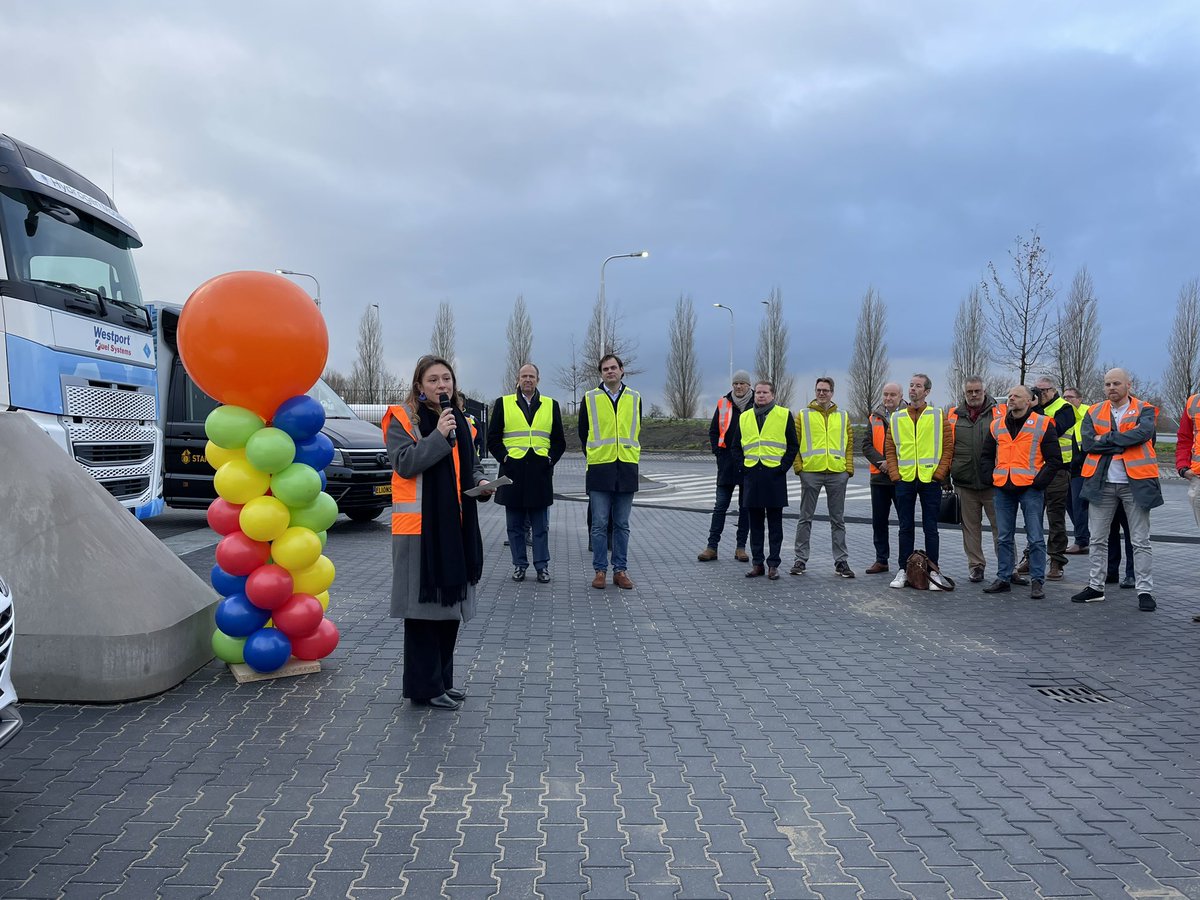 Zojuist is het 3e waterstoftankstation van de @ProvUtrecht geopend! @TotalEnergiesNL in @GemeenteUtrecht hartelijk gefeliciteerd! 

#waterstofutrecht #duurzamemobiliteit